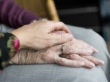 Assistenza anziani: tutto quello che devi sapere prima di accettare il servizio